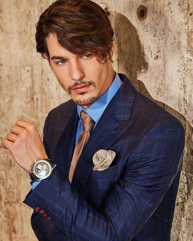 身著深藍色條紋西裝男士