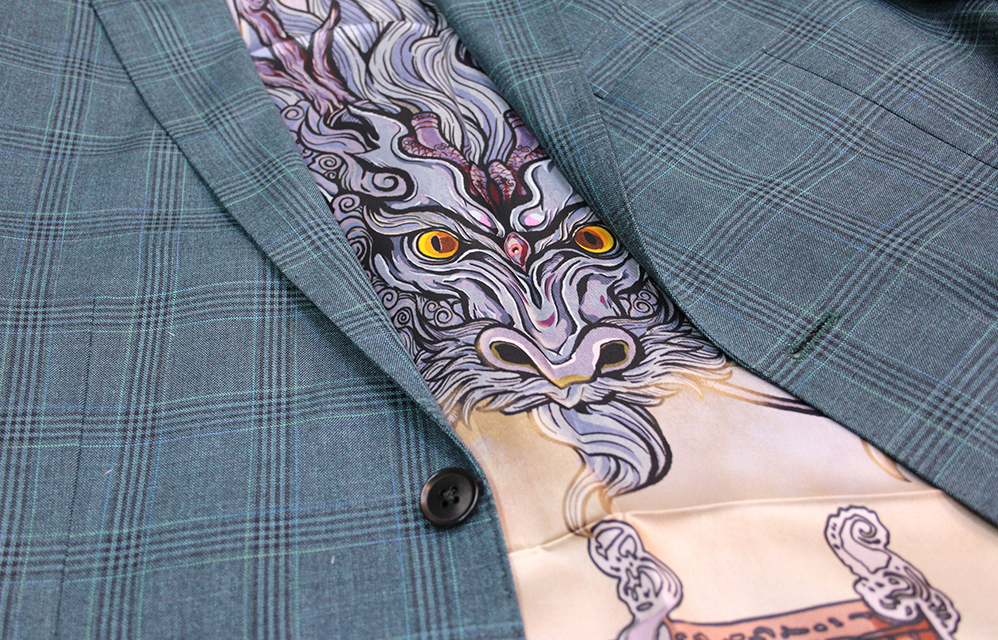 灰色格紋西裝露出東方圖案花紋內裡