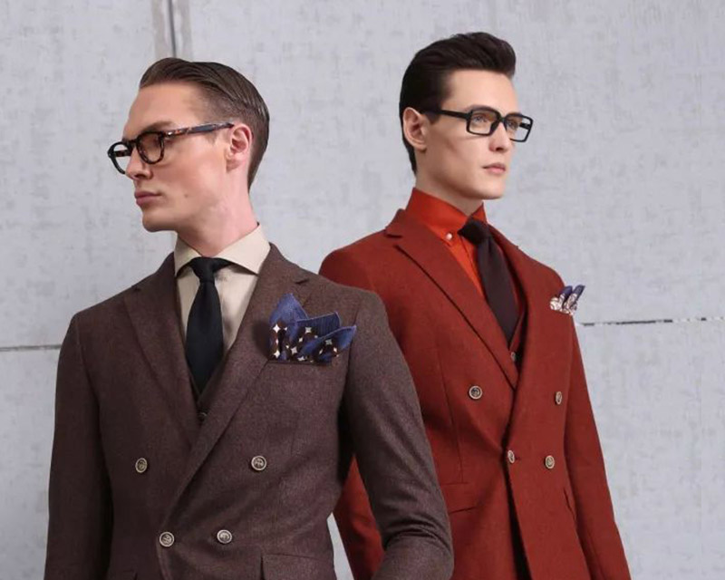 穿著Marzon紅色與咖啡色西裝的模特兒