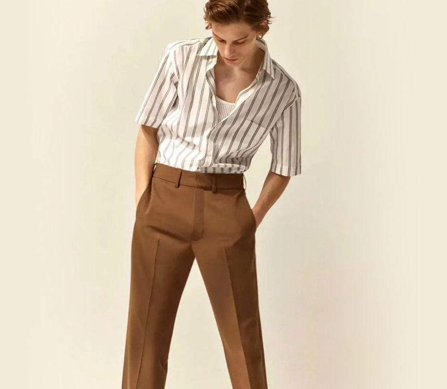 模特兒身穿FLAMENCO白色條變純棉紗羅襯衫