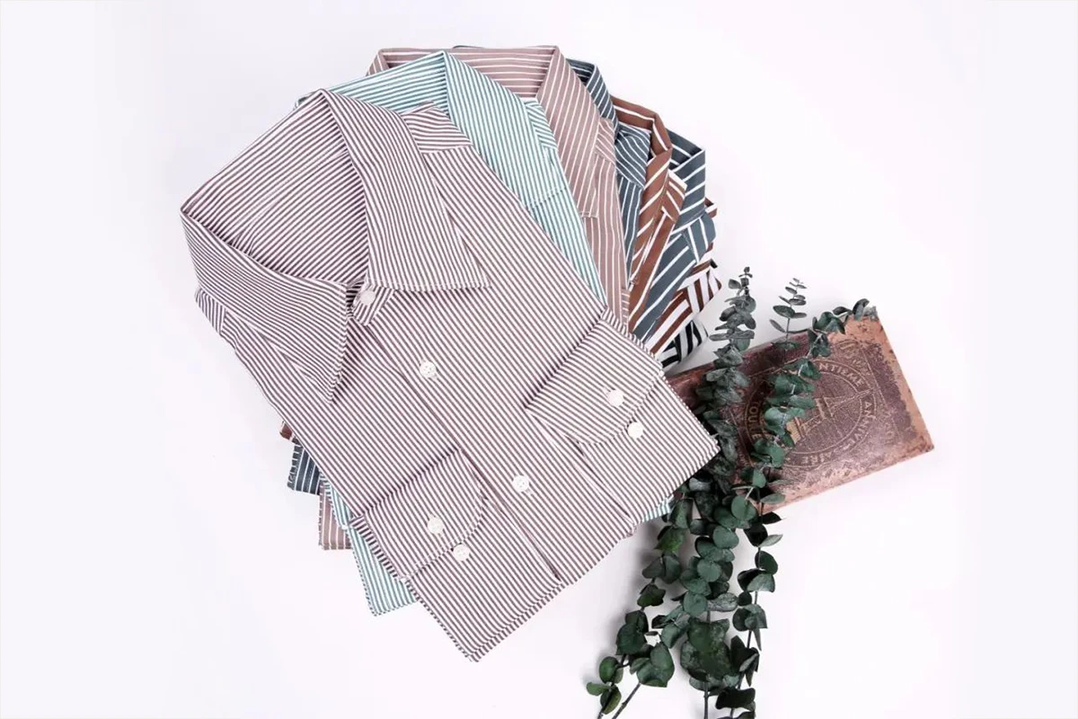 各式針織條紋襯衫疊放