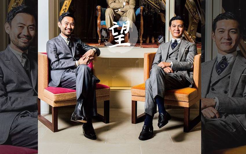 對著兩位身著灰西裝套裝男士-望以目察