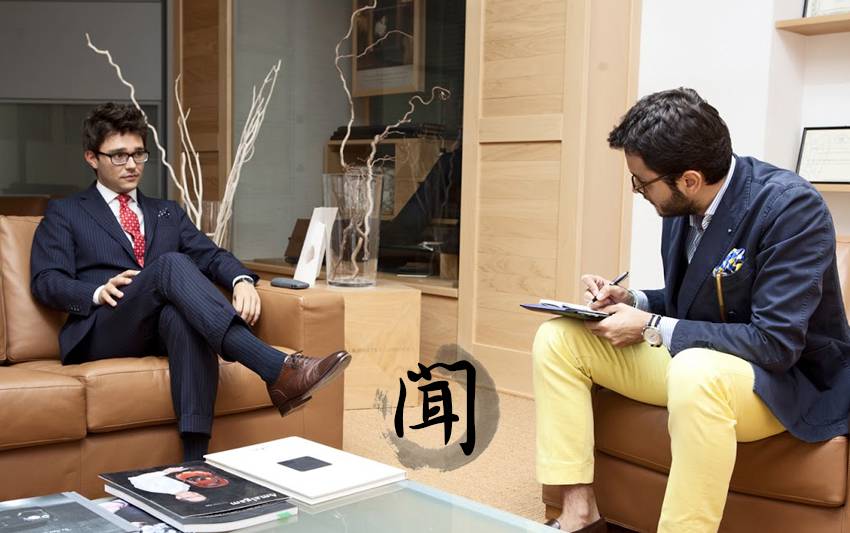 仔細聆聽身著深色西裝男士的訴求