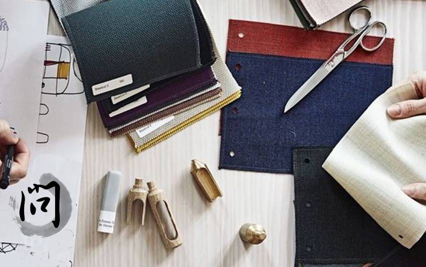 拿出西裝布料本仔細詢問客戶需求