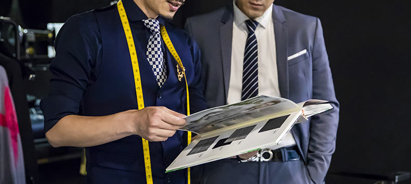 西裝師傅與客人溝通