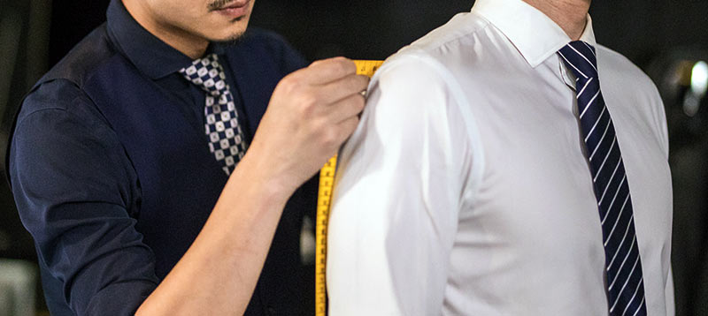 西裝師傅與客戶量身