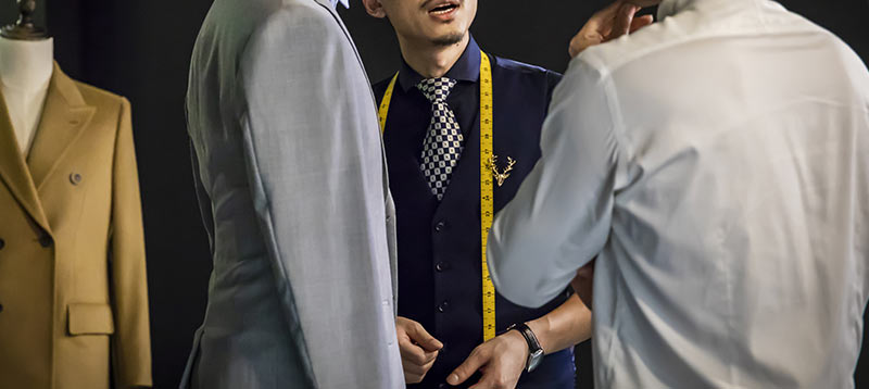 西裝師傅與客戶解說細節