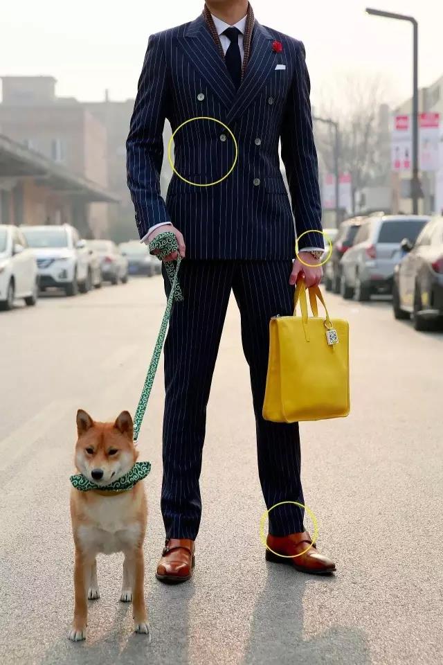 以身著深藍色條紋西裝男士圖標示