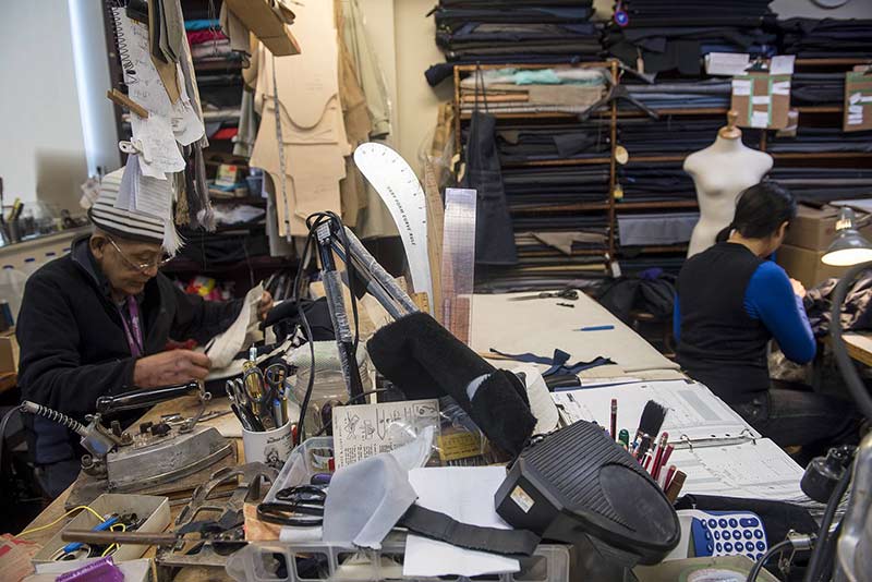 西裝師傅修改現場