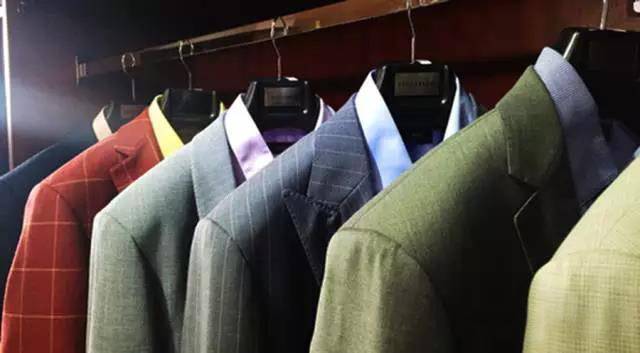 陳列的各色西裝