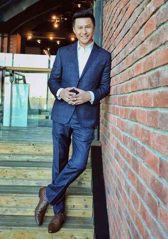 身著藍色格紋西裝的東方男士