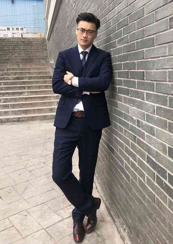 身著黑色西裝的東方男士