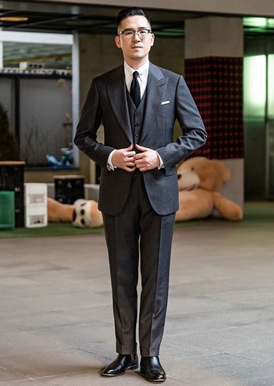 身著灰色三件式西裝的東方男士