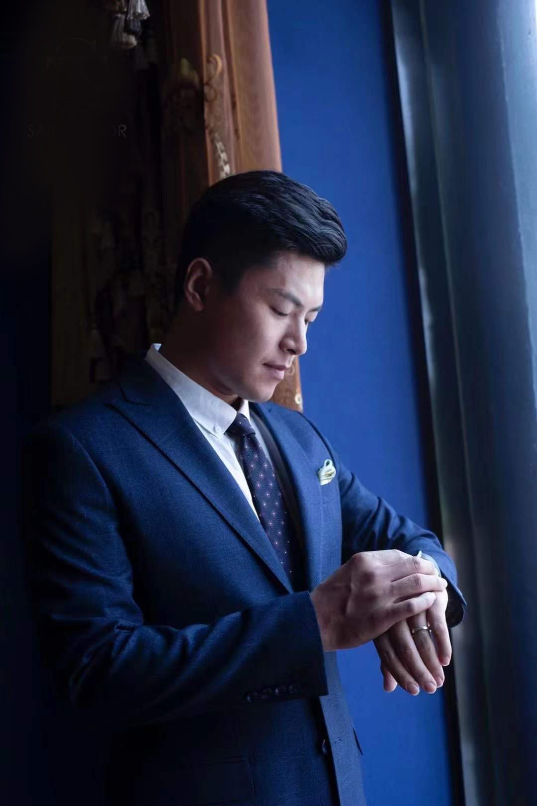 身著黑色西裝的東方男士