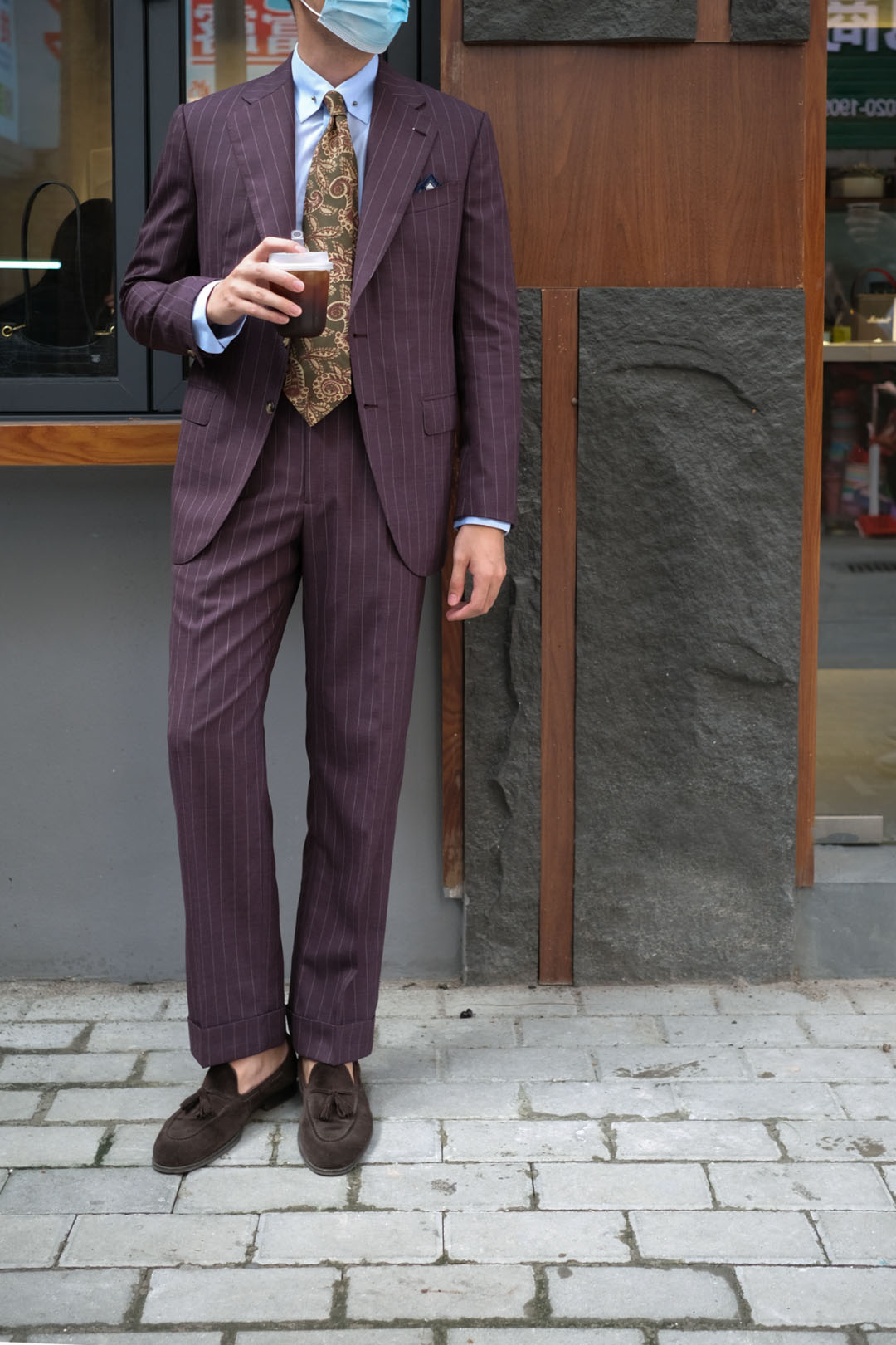 身著灰色三件式西裝的東方男士