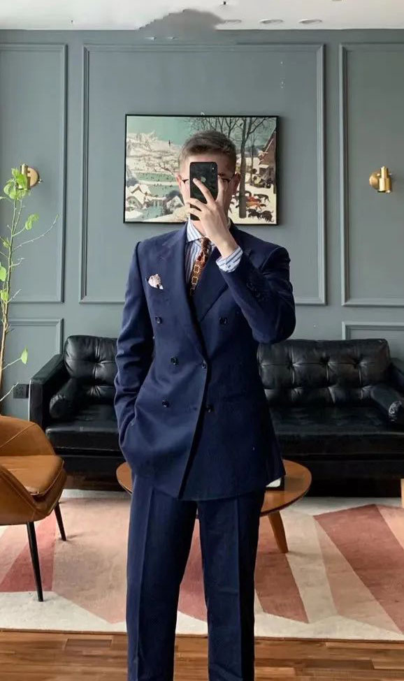 身著黑色西裝的東方男士