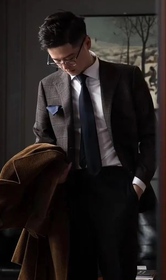 身著灰色三件式西裝的東方男士