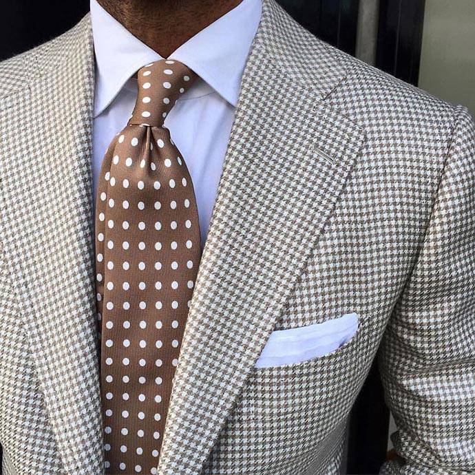 白色細格紋西裝搭配白襯衫咖啡色領帶