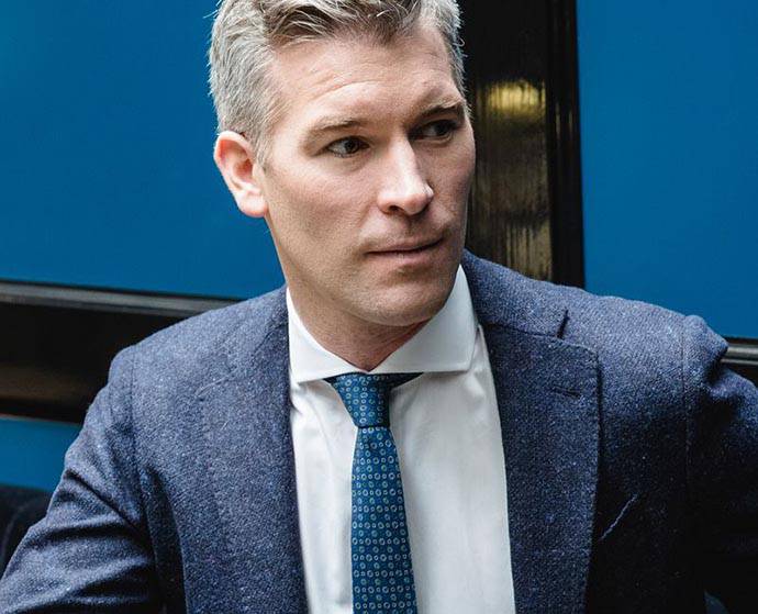 灰藍色西裝搭配白色溫莎領襯衫