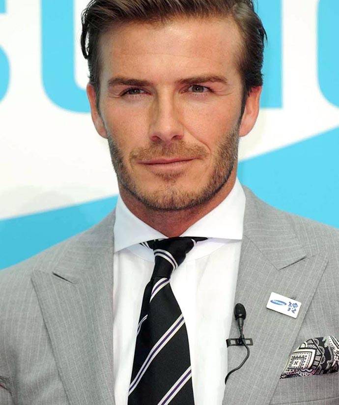 貝克漢著灰色條紋西裝搭白色溫莎領襯衫 