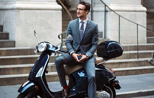 穿著灰色條紋西裝套裝商務人士