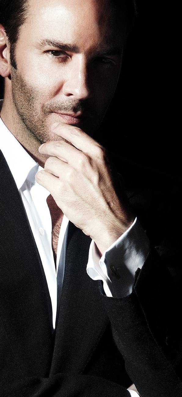 著黑色西裝白襯衫商務人士