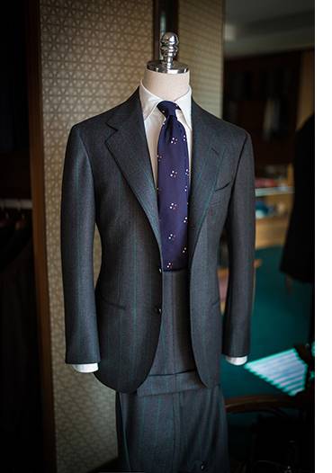 深灰色條紋西裝