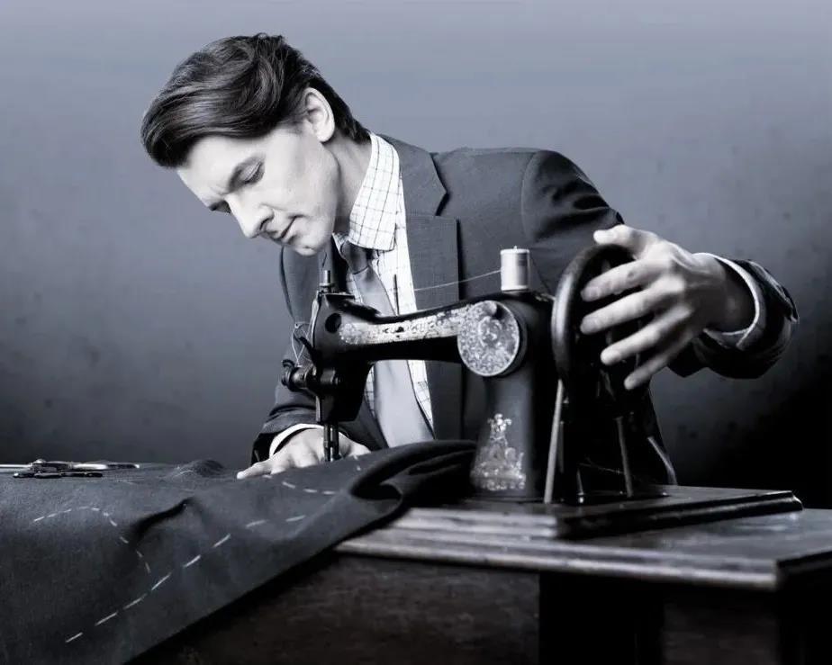 正在縫製西裝的男人
