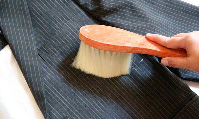 用毛刷將西服外套表面刷乾淨