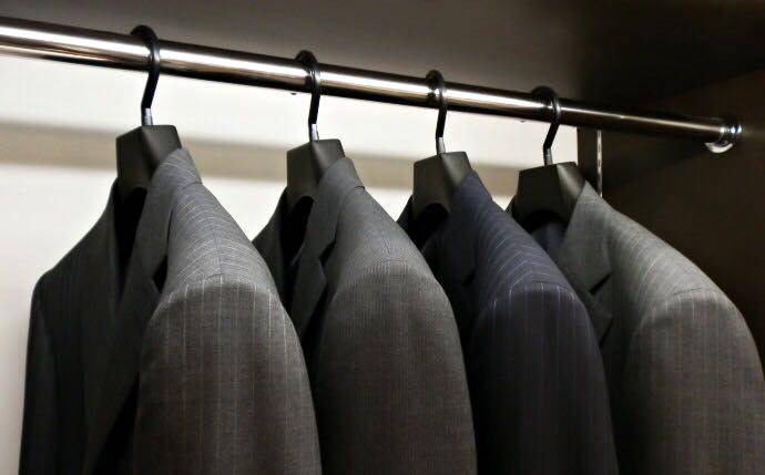 整排吊掛的西服外套