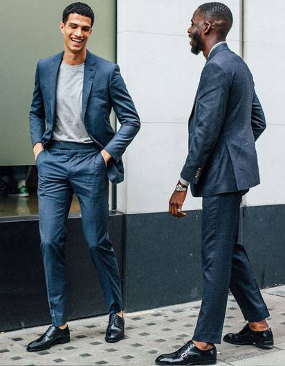 穿灰色西裝的黑人與白人男士