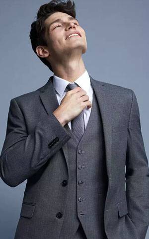 灰色三件式西裝