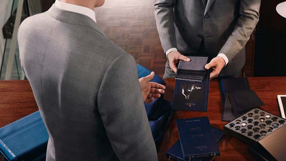 顧客正從布料本中挑選面料