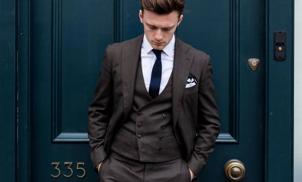 深灰色三件式西裝套裝