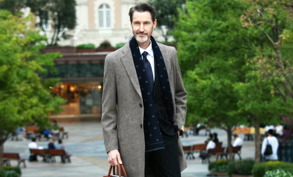 淺灰色西裝大衣