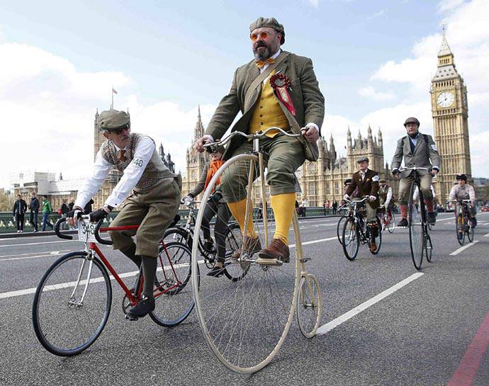 粗花呢紳士騎著老式單車