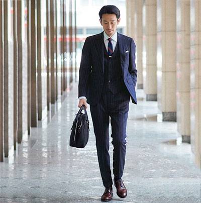 身著深藍色條紋西裝男士