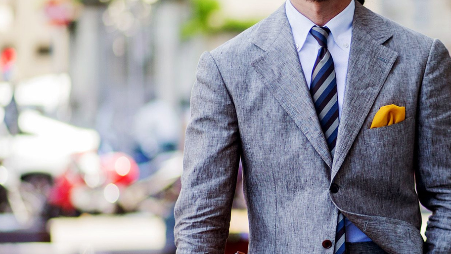 淺灰色西裝外套搭配白襯衫