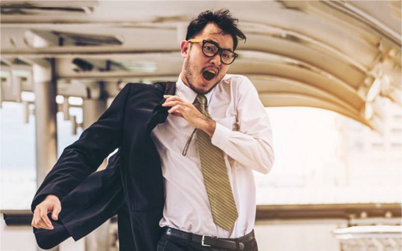 正在脫掉西裝外套的男士