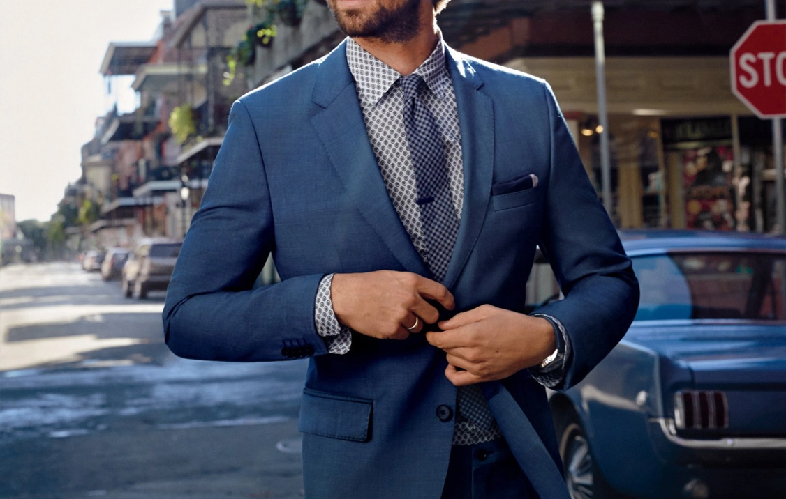 藍色西裝搭配格紋襯衫