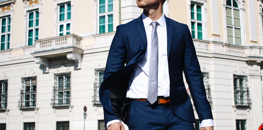 深藍色西裝搭配白襯衫