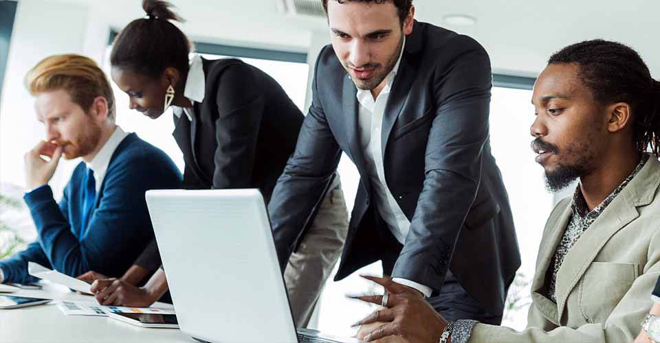 辦公場合身著灰色西裝的男士