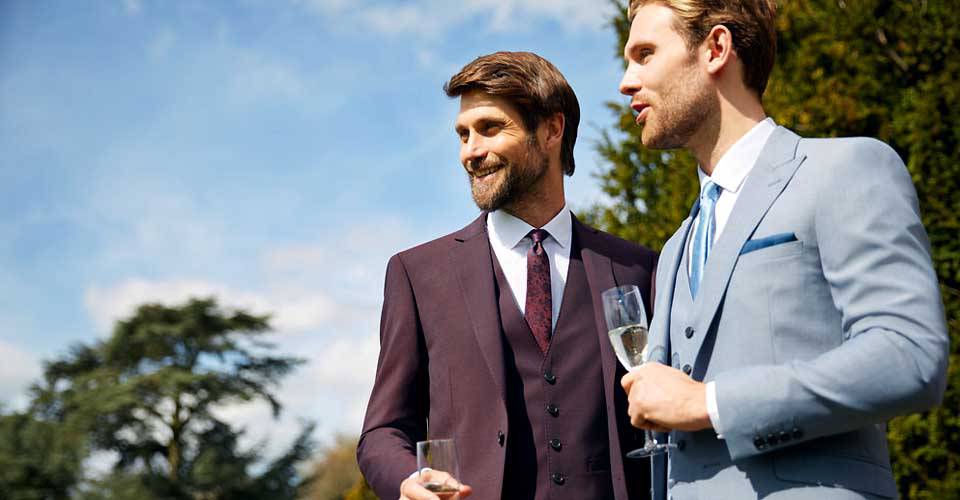 著暗紅色及淺灰色西裝套裝男士們