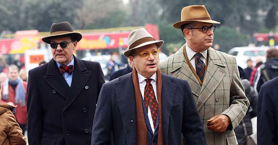 大叔們身著黑色、深藍色、米色格紋大衣