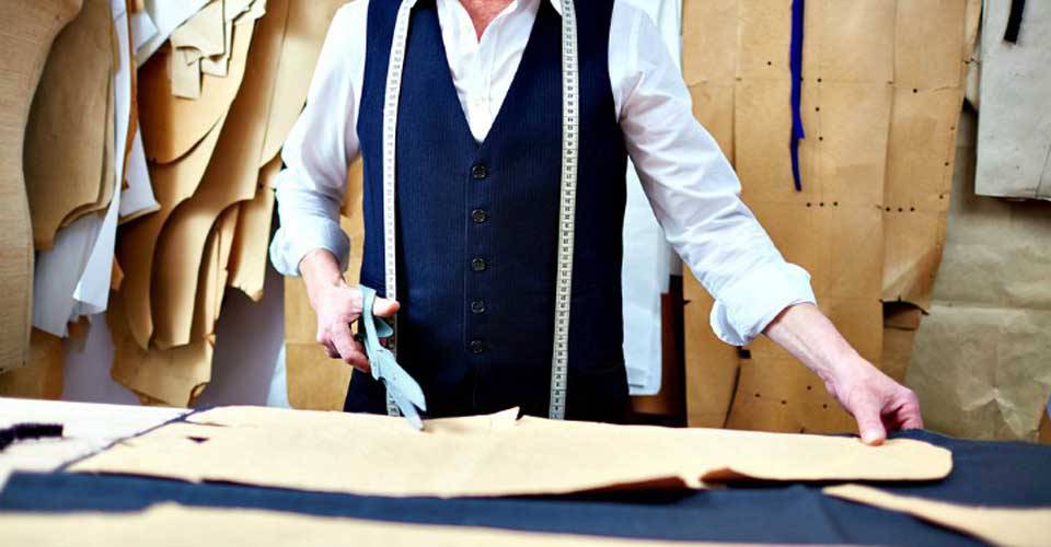 西裝師傅打版中