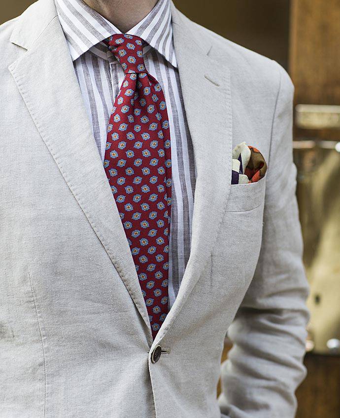 淺灰色九盎司西裝布料製成的西裝外套