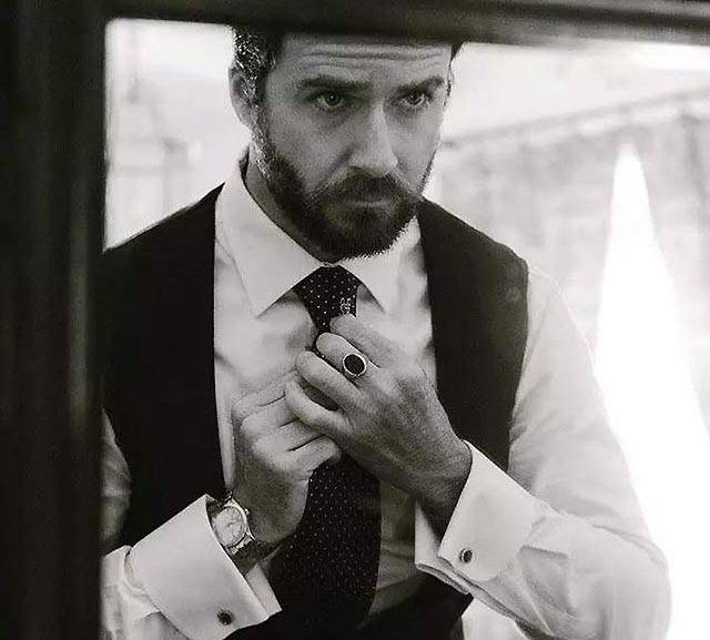 著黑色背心白襯衫的男士