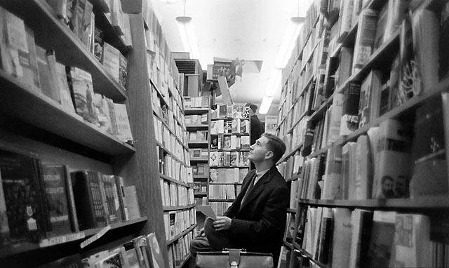 正在看書的男士