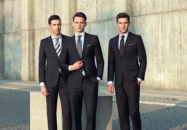 黑色西裝搭上口袋巾