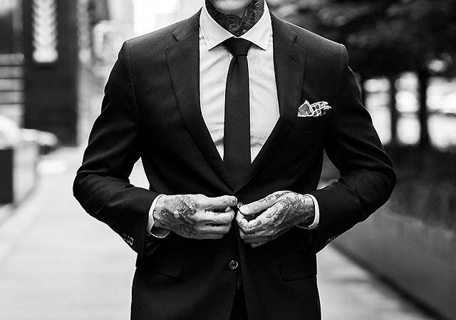 紋身的西裝紳士